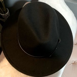 2 unisex fedora hats one is black the other is maroon